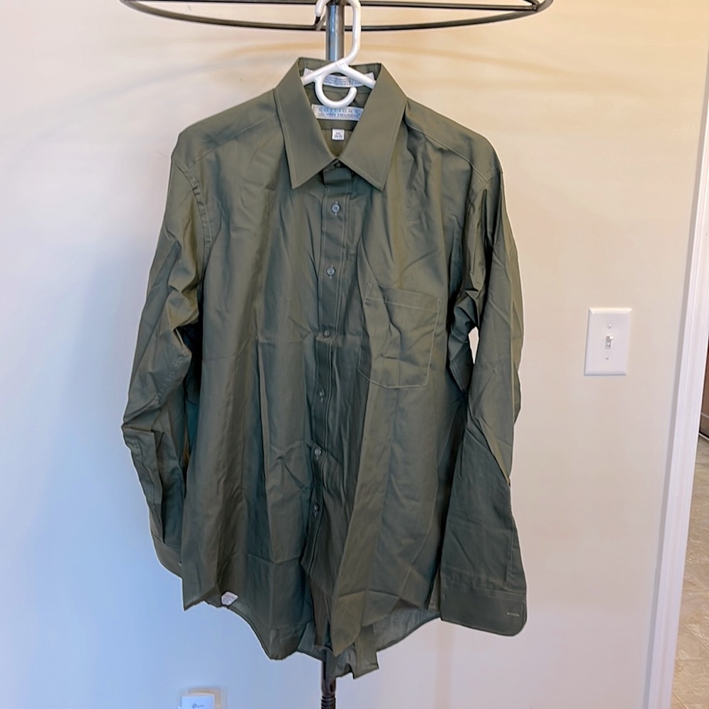 Mens Van Heusen olive green dress shirt